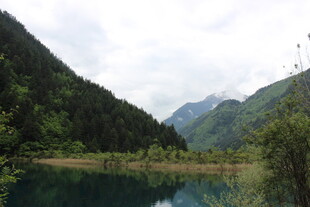 山间幽湖 尽显自然之美