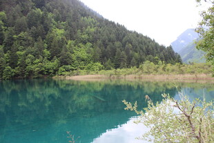 青山环抱的幽蓝静谧湖泊