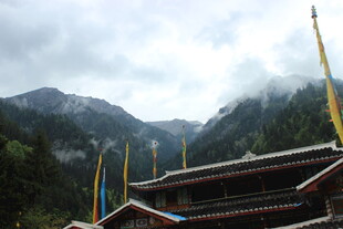 山间藏式建筑云雾缭绕