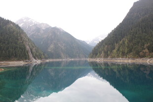 静谧山水间的澄澈湖景