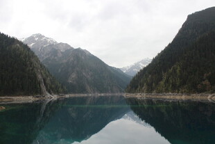 高山湖泊的静谧美景