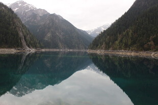 宁静高山湖泊美景