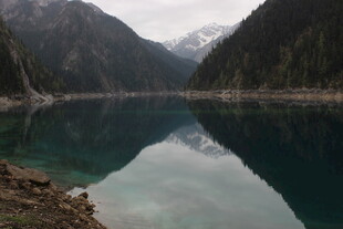 静谧山水间的澄澈湖泊