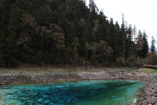 山间蓝绿色清澈溪流美景
