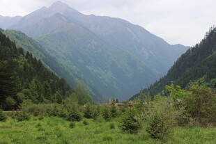 山间绿野 秀丽山峦景色