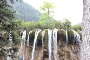 壮观瀑布景观 山林环绕