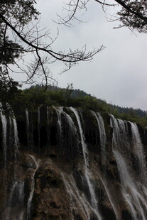 山间壮观瀑布景观