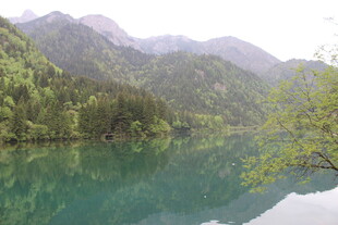 青山绿水间的静谧湖泊