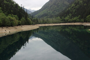山间静谧湖水风景如画