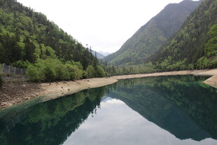 山间静谧湖水 绿意环绕