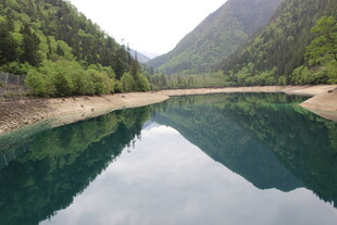 山间碧绿湖水静谧美景