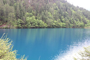 蓝湖映翠山美景