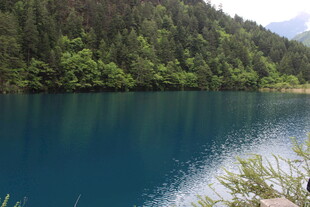 幽蓝湖水伴葱郁山林