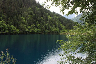 青山环抱的幽蓝静谧湖泊