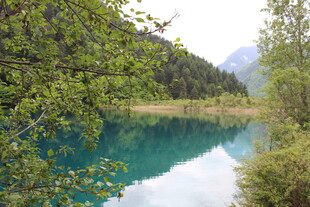 山间蓝湖 绿意环绕美景