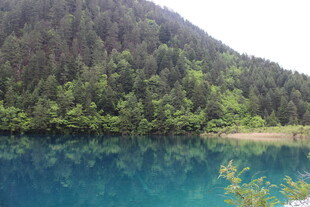 青山环抱的幽蓝湖泊