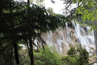 山林间的壮观瀑布景观