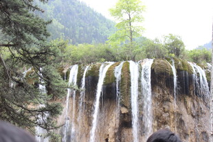 山间壮丽瀑布景观