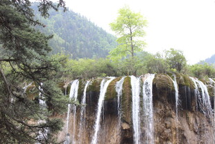 山间瀑布美景 绿树相伴