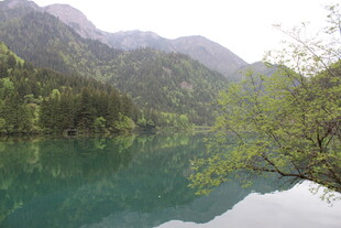 青山绿水间的静谧湖泊