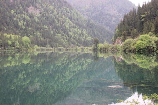 宁静山水湖景自然之美