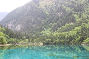 青山绿水间的澄澈蓝湖