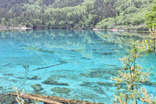 梦幻蓝湖 山林环绕之景