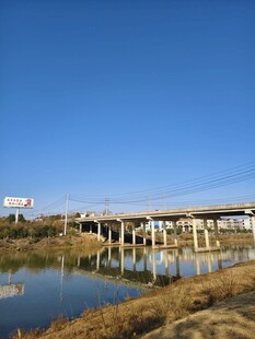 河畔桥梁与蓝天美景