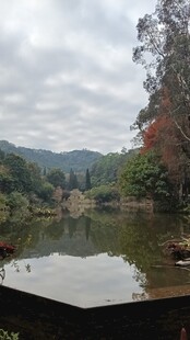 山间静谧湖水风景图