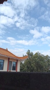 乡村小屋与蓝天白云