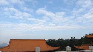 中式屋顶与蓝天白云美景