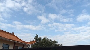 中式屋顶与蓝天白云