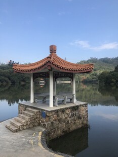 湖畔中式凉亭景致