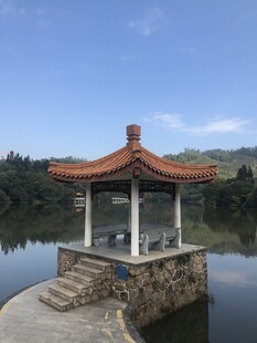 湖畔凉亭美景
