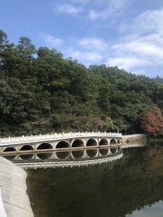 湖上青山蓝天