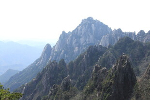 巍峨山峰壮丽自然景观
