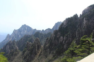 壮丽巍峨的连绵山峰