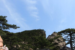 峻岭蓝天间的秀丽风光