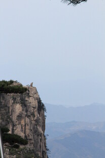 飞机飞越险峻山峰
