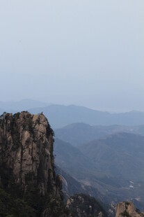 巍峨山峰与朦胧远山