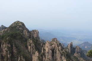 壮丽巍峨的山峰景观