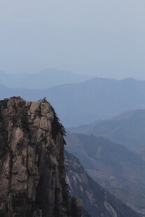 巍峨山峰 远眺连绵山峦