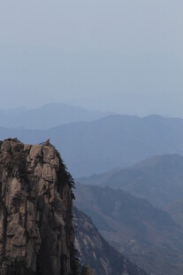 巍峨山巅 远眺层峦叠嶂