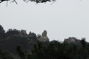 奇峰耸立的山景