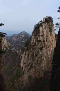 巍峨险峻的壮丽山峰景观