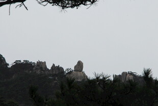 山峦叠嶂间的自然景致