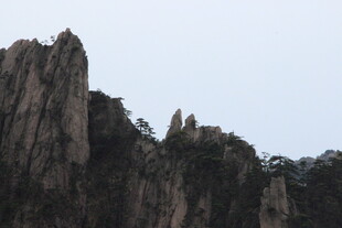 巍峨峻峭的壮丽山峰