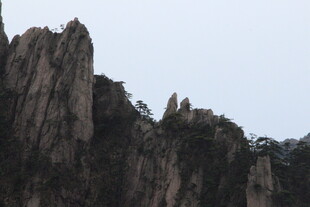 巍峨嶙峋的壮丽山峰