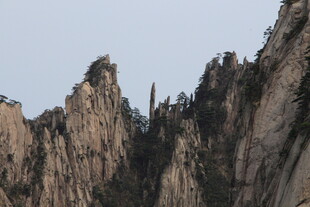 巍峨壮观的嶙峋山峰