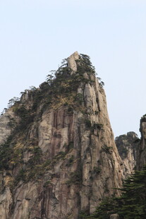 巍峨险峻的壮丽山峰